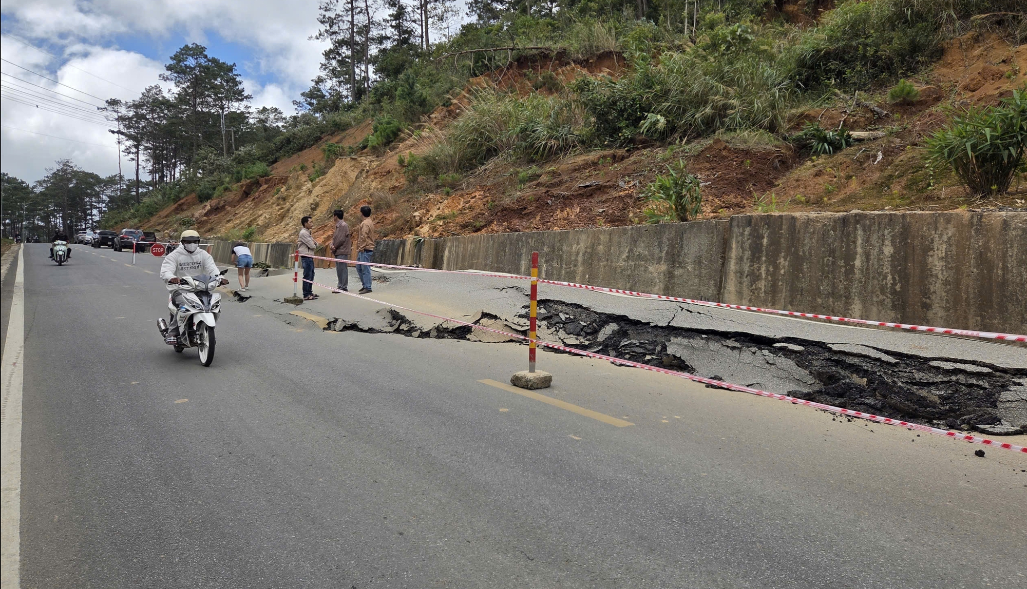 Cận cảnh đường đèo Măng Đen trên QL24 trồi lên 1,2m, nguy cơ bẽ gãy nền đường- Ảnh 8. Cận cảnh đường đèo Măng Đen trên QL24 trồi lên 1,2m, nguy cơ bẽ gãy nền đường- Ảnh 8.