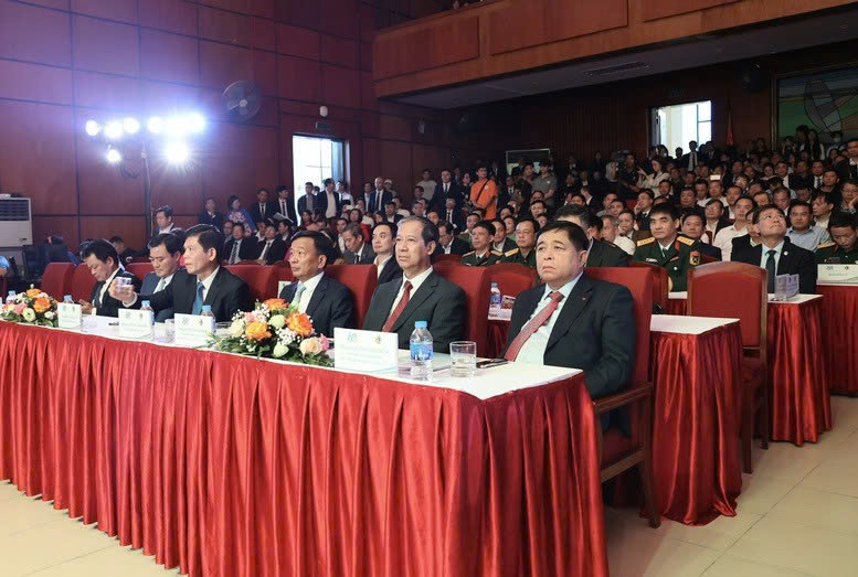 Trường Đại học GTVT đón nhận Huân chương Lao động hạng Nhất- Ảnh 3. Trường Đại học GTVT đón nhận Huân chương Lao động hạng Nhất- Ảnh 3.