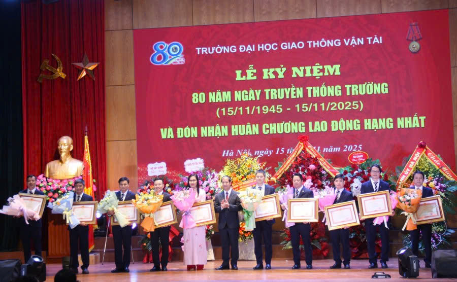 Trường Đại học GTVT đón nhận Huân chương Lao động hạng Nhất- Ảnh 2. Trường Đại học GTVT đón nhận Huân chương Lao động hạng Nhất- Ảnh 2.