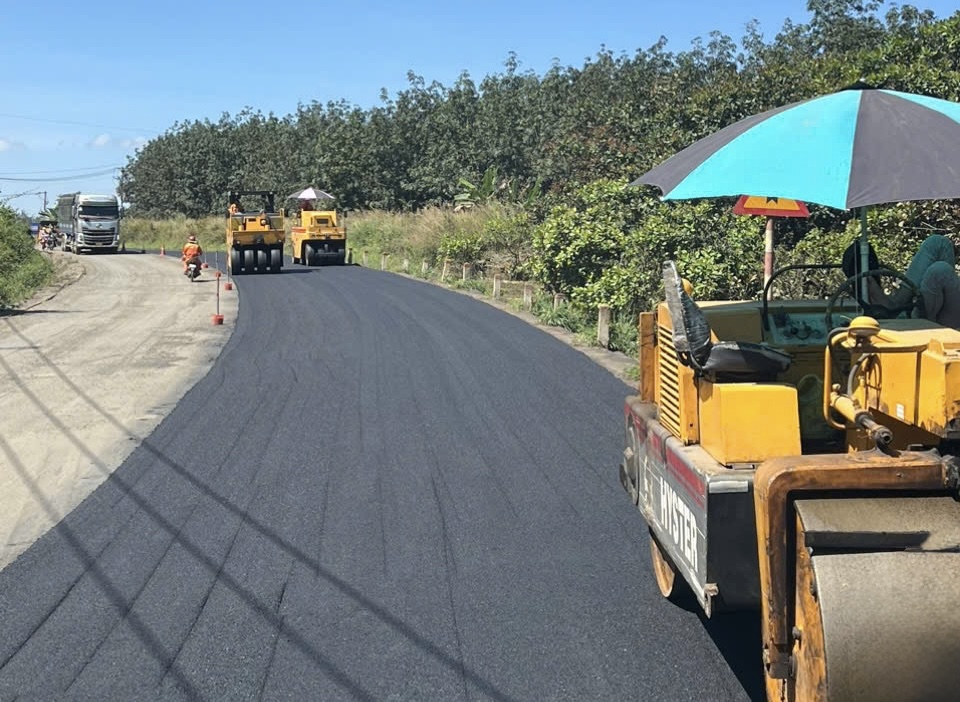 Công nhân ngày đêm cào bóc, thảm nhựa sửa chữa khẩn cấp QL14 để về đích vào 20/11- Ảnh 1. Công nhân ngày đêm cào bóc, thảm nhựa sửa chữa khẩn cấp QL14 để về đích vào 20/11- Ảnh 1.