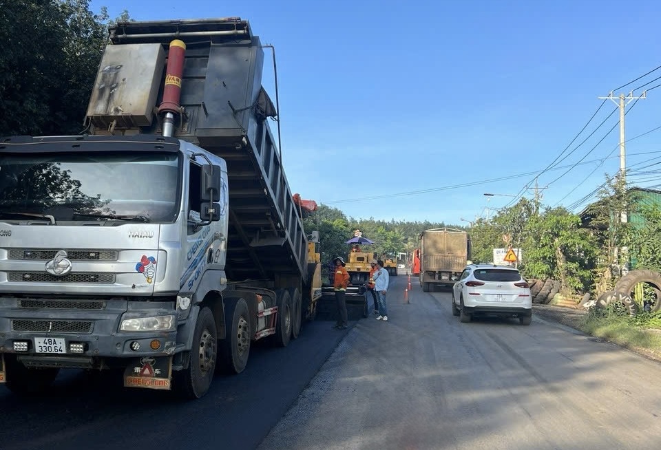 Công nhân ngày đêm cào bóc, thảm nhựa sửa chữa khẩn cấp QL14 để về đích vào 20/11- Ảnh 3. Công nhân ngày đêm cào bóc, thảm nhựa sửa chữa khẩn cấp QL14 để về đích vào 20/11- Ảnh 3.