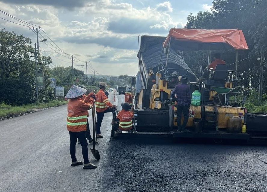 Công nhân ngày đêm cào bóc, thảm nhựa sửa chữa khẩn cấp QL14 để về đích vào 20/11- Ảnh 2. Công nhân ngày đêm cào bóc, thảm nhựa sửa chữa khẩn cấp QL14 để về đích vào 20/11- Ảnh 2.