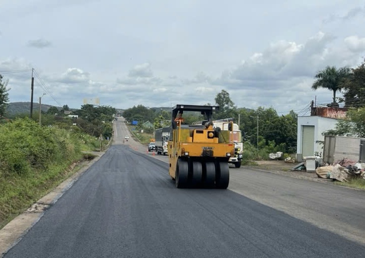 Công nhân ngày đêm cào bóc, thảm nhựa sửa chữa khẩn cấp QL14 để về đích vào 20/11- Ảnh 5. Công nhân ngày đêm cào bóc, thảm nhựa sửa chữa khẩn cấp QL14 để về đích vào 20/11- Ảnh 5.