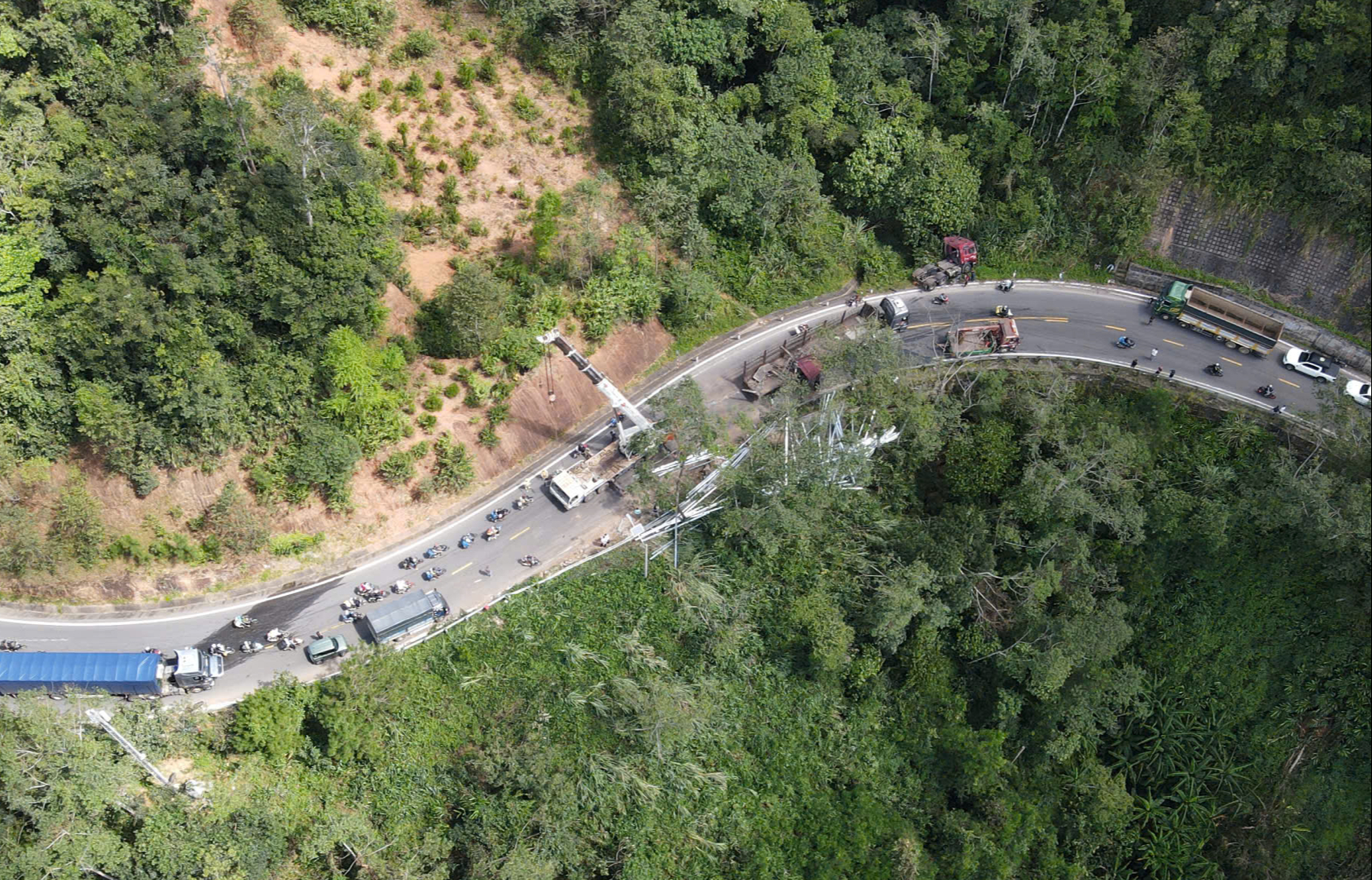 Hiện trường xe đầu kéo mất lái tông vào ta luy lật chắn ngang, QL24 kẹt xe kéo dài- Ảnh 3. Hiện trường xe đầu kéo mất lái tông vào ta luy lật chắn ngang, QL24 kẹt xe kéo dài- Ảnh 3.