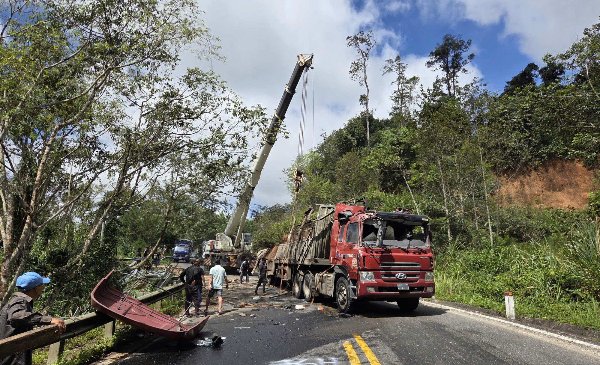 Hiện trường xe đầu kéo mất lái tông vào ta luy lật chắn ngang, QL24 kẹt xe kéo dài- Ảnh 7. Hiện trường xe đầu kéo mất lái tông vào ta luy lật chắn ngang, QL24 kẹt xe kéo dài- Ảnh 7.