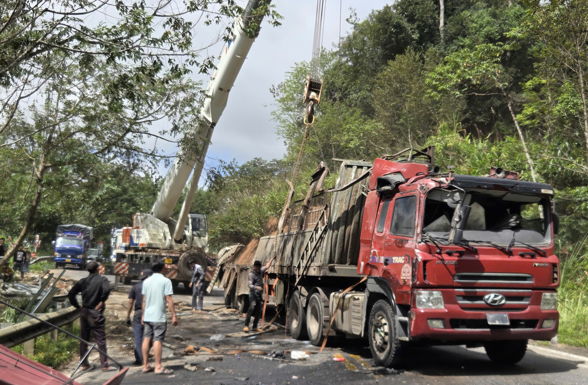 Hiện trường xe đầu kéo mất lái tông vào ta luy lật chắn ngang, QL24 kẹt xe kéo dài- Ảnh 1. Hiện trường xe đầu kéo mất lái tông vào ta luy lật chắn ngang, QL24 kẹt xe kéo dài- Ảnh 1.