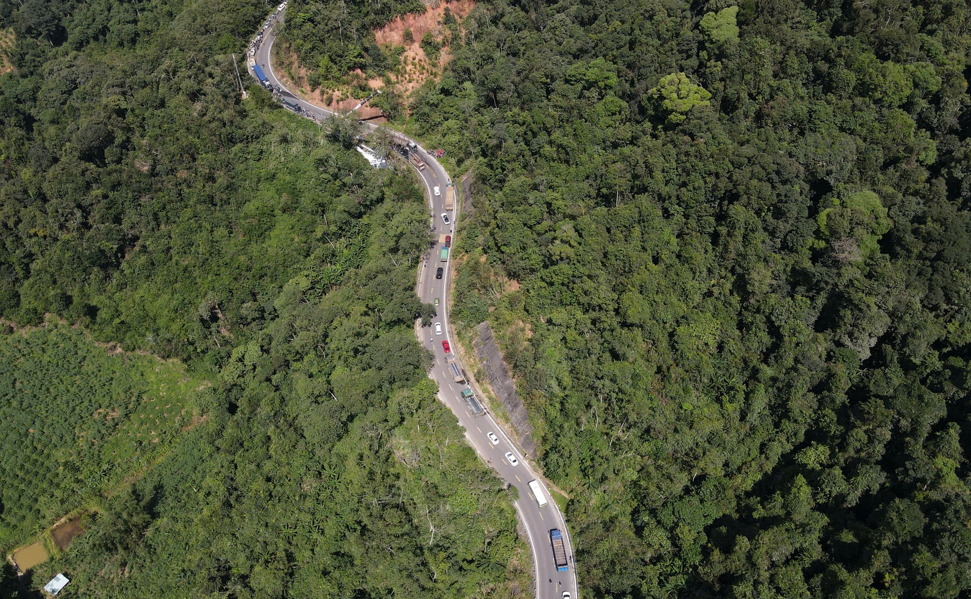 Hiện trường xe đầu kéo mất lái tông vào ta luy lật chắn ngang, QL24 kẹt xe kéo dài- Ảnh 9. Hiện trường xe đầu kéo mất lái tông vào ta luy lật chắn ngang, QL24 kẹt xe kéo dài- Ảnh 9.