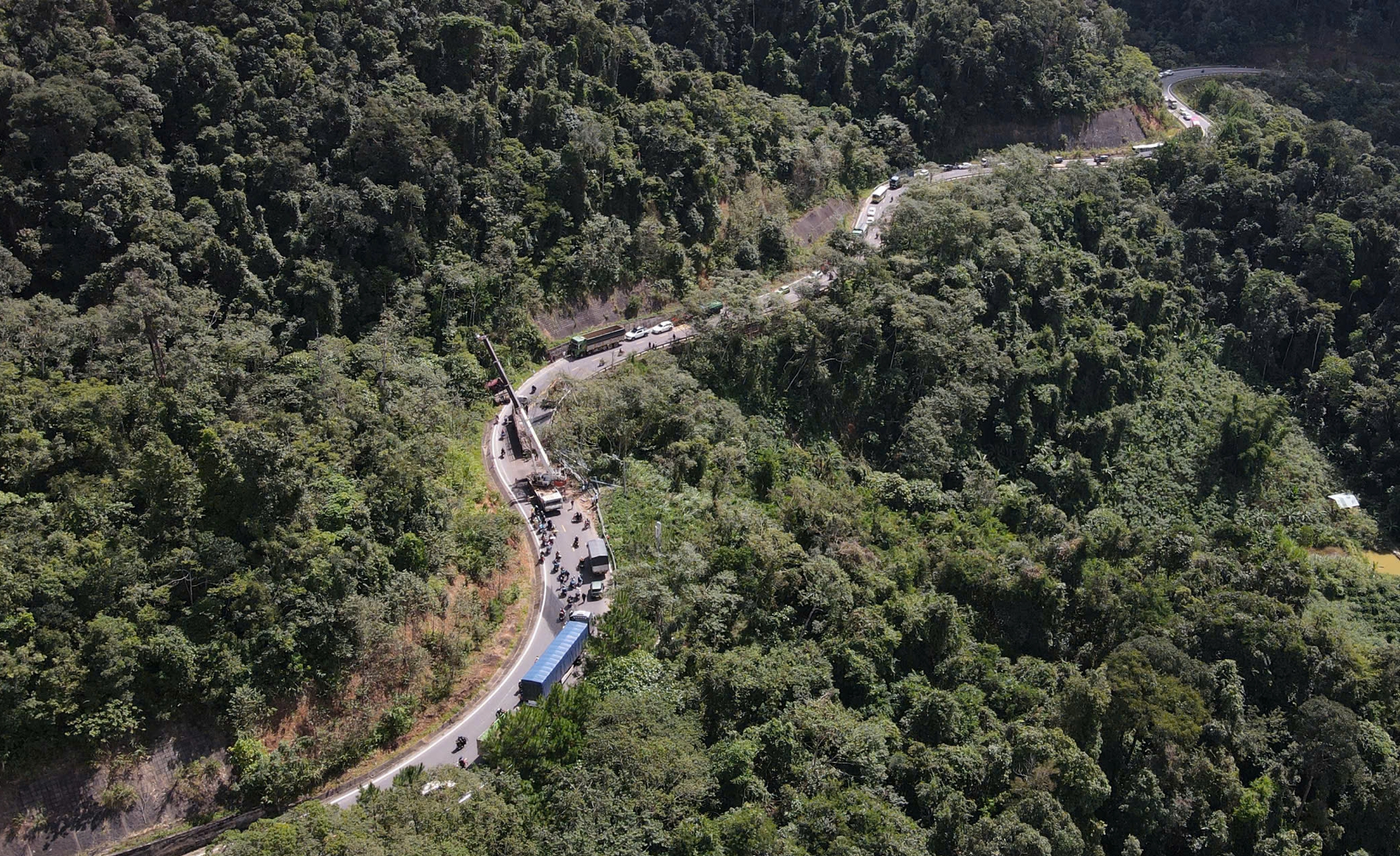 Hiện trường xe đầu kéo mất lái tông vào ta luy lật chắn ngang, QL24 kẹt xe kéo dài- Ảnh 4. Hiện trường xe đầu kéo mất lái tông vào ta luy lật chắn ngang, QL24 kẹt xe kéo dài- Ảnh 4.