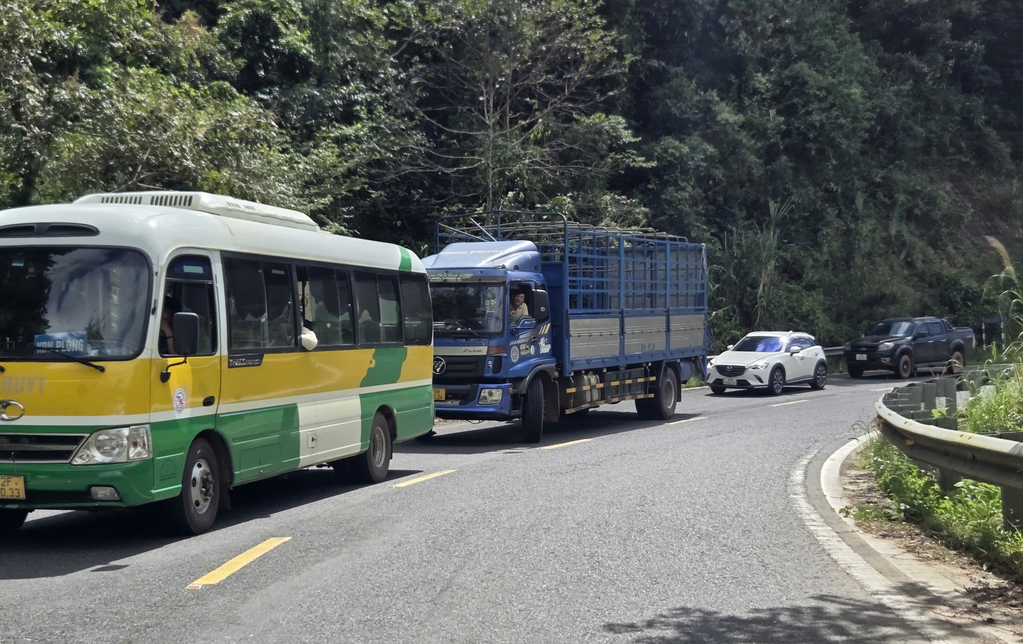 Hiện trường xe đầu kéo mất lái tông vào ta luy lật chắn ngang, QL24 kẹt xe kéo dài- Ảnh 5. Hiện trường xe đầu kéo mất lái tông vào ta luy lật chắn ngang, QL24 kẹt xe kéo dài- Ảnh 5.
