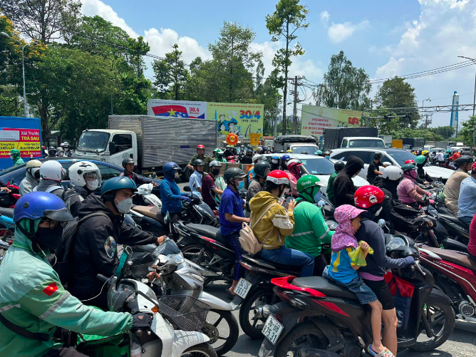 TP.HCM: Ngã tư Thủ Đức hết kẹt xe sau điều chỉnh tổ chức giao thông- Ảnh 4. TP.HCM: Ngã tư Thủ Đức hết kẹt xe sau điều chỉnh tổ chức giao thông- Ảnh 4.