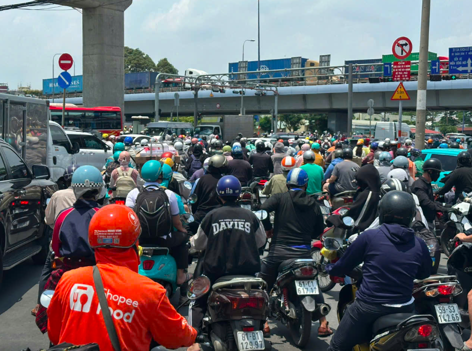 TP.HCM: Ngã tư Thủ Đức hết kẹt xe sau điều chỉnh tổ chức giao thông- Ảnh 5. TP.HCM: Ngã tư Thủ Đức hết kẹt xe sau điều chỉnh tổ chức giao thông- Ảnh 5.