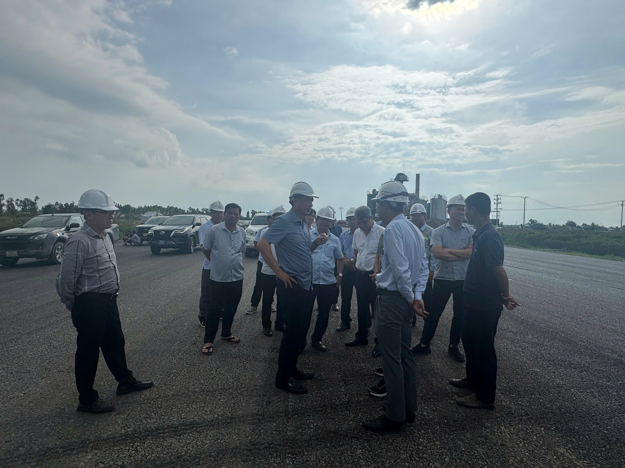 Thứ trưởng Phạm Minh Hà kiểm tra 4 dự án cao tốc phía Nam, yêu cầu về đích dịp 19/12- Ảnh 1.