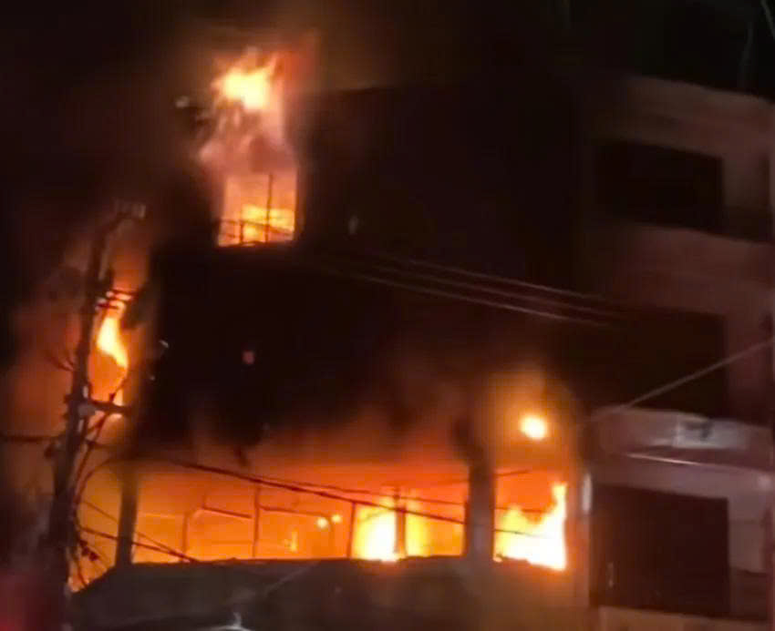 Khánh Hoà: Cháy lớn ở ngôi nhà 4 tầng gần chợ Đầm Nha Trang- Ảnh 1. Khánh Hoà: Cháy lớn ở ngôi nhà 4 tầng gần chợ Đầm Nha Trang- Ảnh 1.