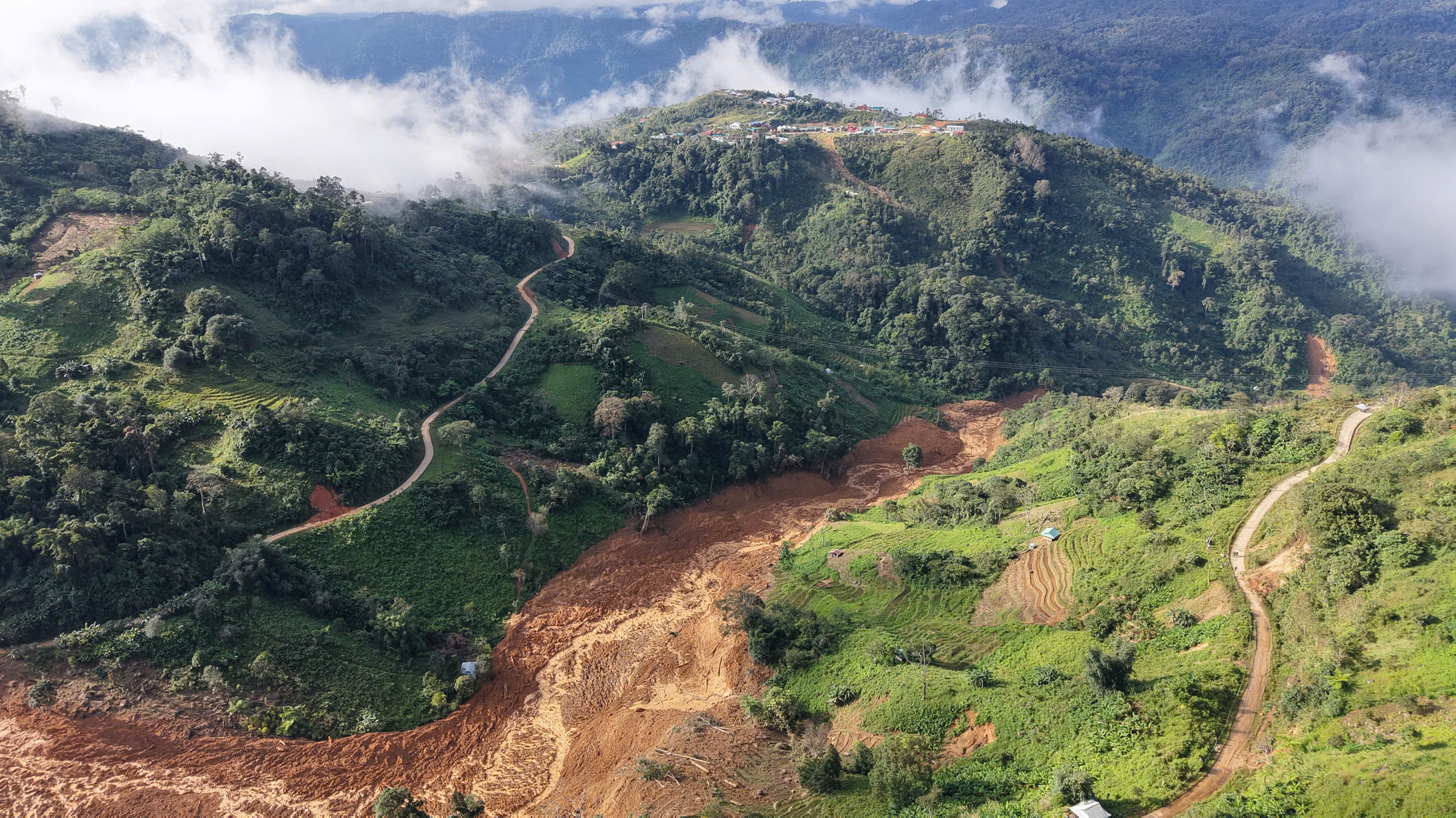 Quân đội dùng flycam tìm kiếm 3 nạn nhân nghi mất tích trong vụ sạt lở núi ở Đà Nẵng- Ảnh 9. Quân đội dùng flycam tìm kiếm 3 nạn nhân nghi mất tích trong vụ sạt lở núi ở Đà Nẵng- Ảnh 9.