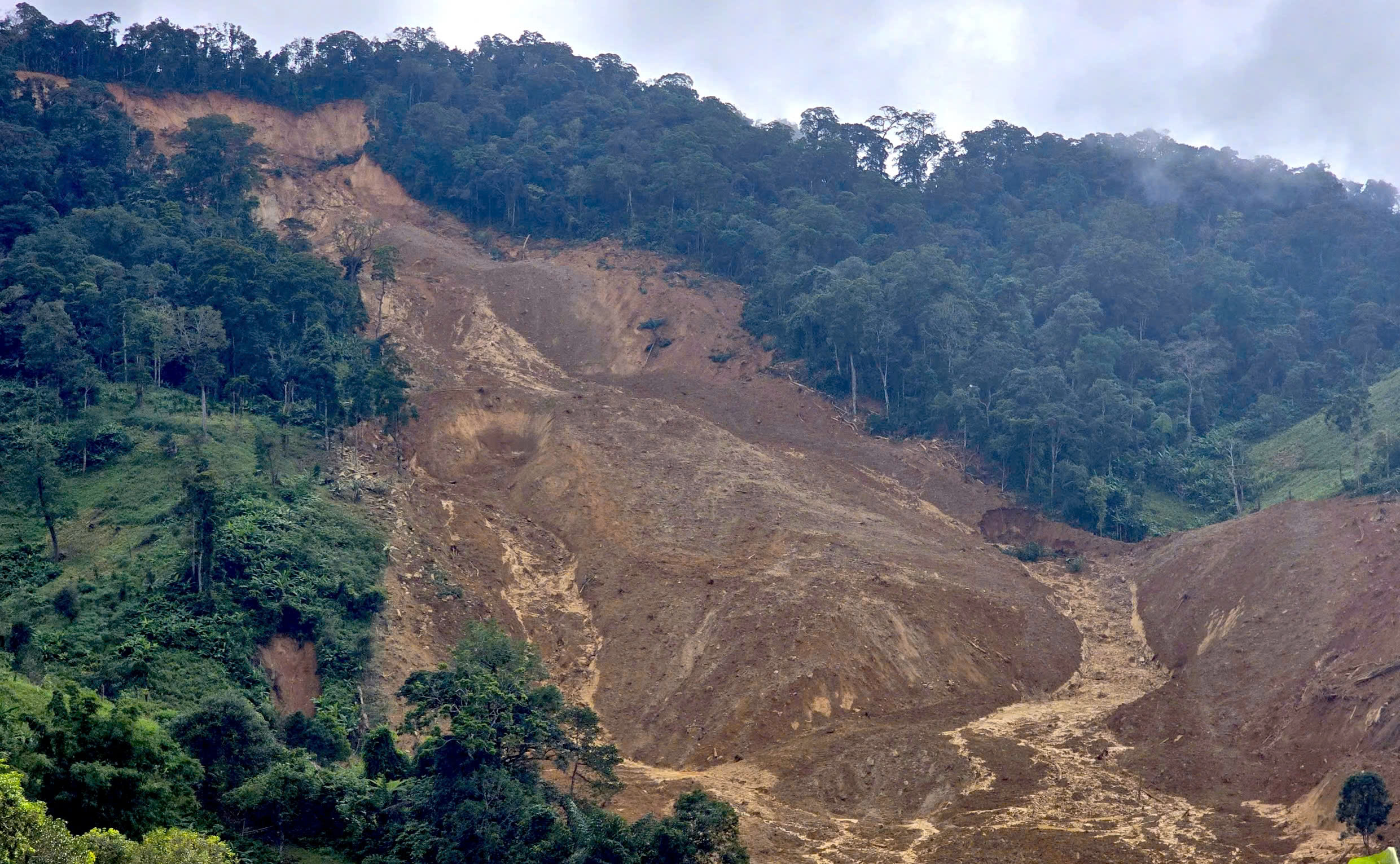 Quân đội dùng flycam tìm kiếm 3 nạn nhân nghi mất tích trong vụ sạt lở núi ở Đà Nẵng- Ảnh 3. Quân đội dùng flycam tìm kiếm 3 nạn nhân nghi mất tích trong vụ sạt lở núi ở Đà Nẵng- Ảnh 3.