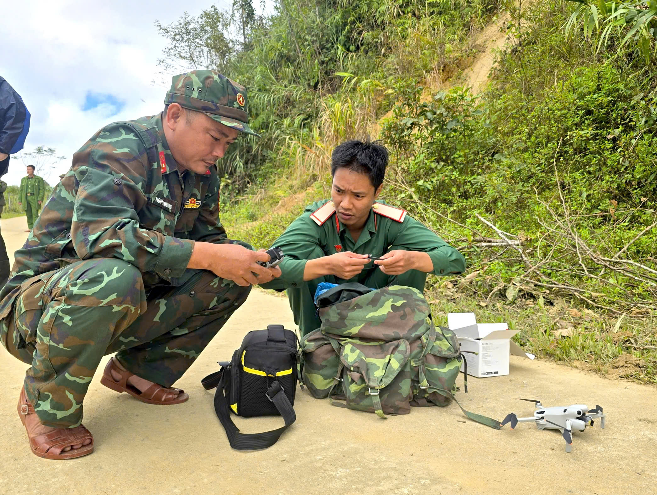 Quân đội dùng flycam tìm kiếm 3 nạn nhân nghi mất tích trong vụ sạt lở núi ở Đà Nẵng- Ảnh 5. Quân đội dùng flycam tìm kiếm 3 nạn nhân nghi mất tích trong vụ sạt lở núi ở Đà Nẵng- Ảnh 5.