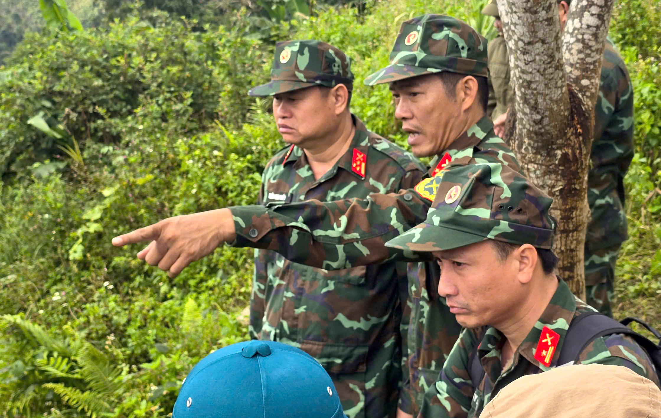 Quân đội dùng flycam tìm kiếm 3 nạn nhân nghi mất tích trong vụ sạt lở núi ở Đà Nẵng- Ảnh 4. Quân đội dùng flycam tìm kiếm 3 nạn nhân nghi mất tích trong vụ sạt lở núi ở Đà Nẵng- Ảnh 4.