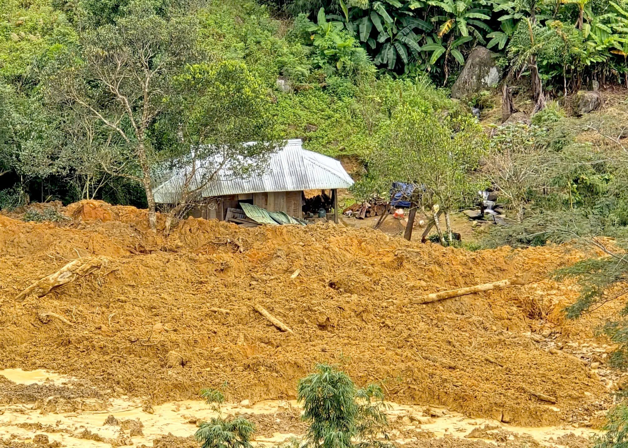 Quân đội dùng flycam tìm kiếm 3 nạn nhân nghi mất tích trong vụ sạt lở núi ở Đà Nẵng- Ảnh 8. Quân đội dùng flycam tìm kiếm 3 nạn nhân nghi mất tích trong vụ sạt lở núi ở Đà Nẵng- Ảnh 8.