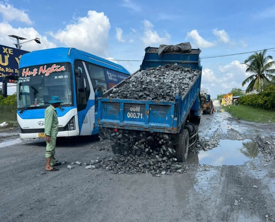 Đồng Tháp: Gấp rút sửa chữa đường nối QL80 vào trung tâm Sa Đéc- Ảnh 3. Đồng Tháp: Gấp rút sửa chữa đường nối QL80 vào trung tâm Sa Đéc- Ảnh 3.