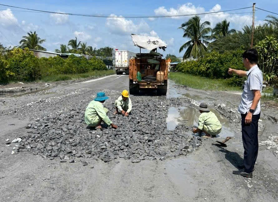 Đồng Tháp: Gấp rút sửa chữa đường nối QL80 vào trung tâm Sa Đéc- Ảnh 2. Đồng Tháp: Gấp rút sửa chữa đường nối QL80 vào trung tâm Sa Đéc- Ảnh 2.