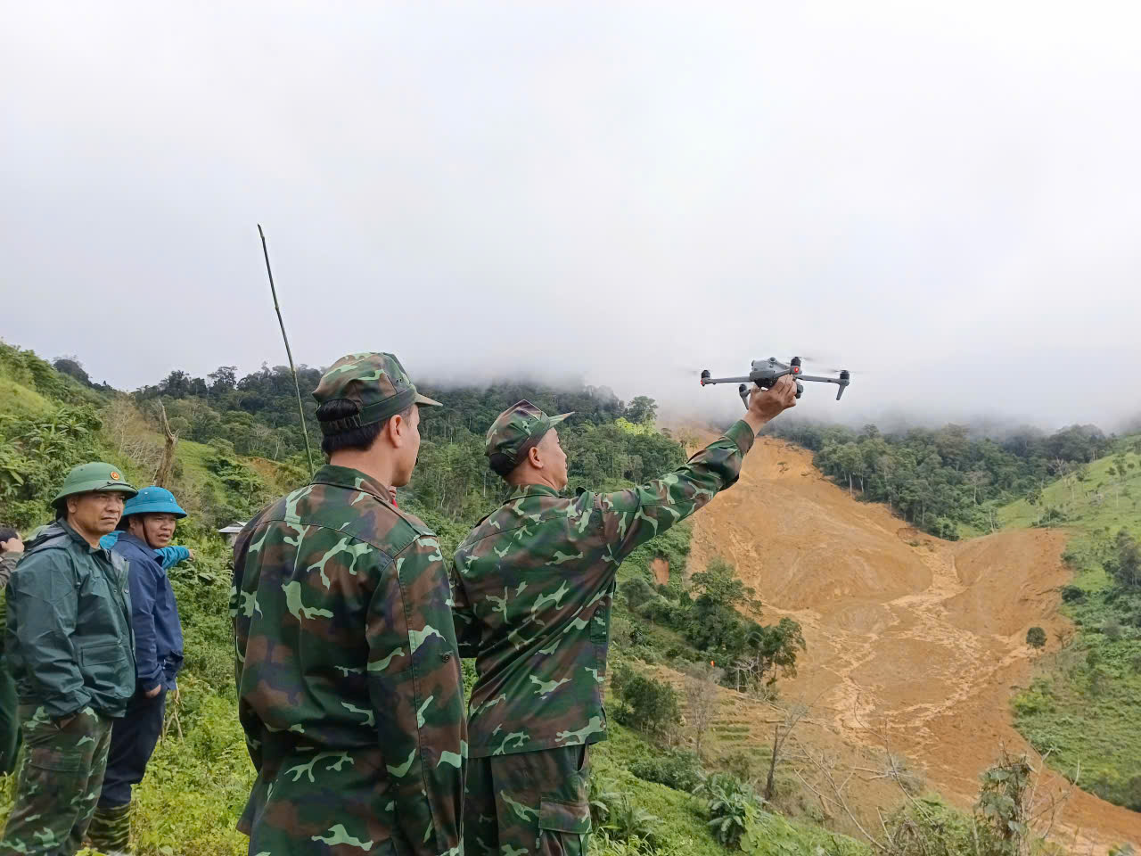 Phát hiện thêm vết nứt dài 300m phía trên khu vực sạt lở làm 3 người mất tích ở Đà Nẵng- Ảnh 1. Phát hiện thêm vết nứt dài 300m phía trên khu vực sạt lở làm 3 người mất tích ở Đà Nẵng- Ảnh 1.