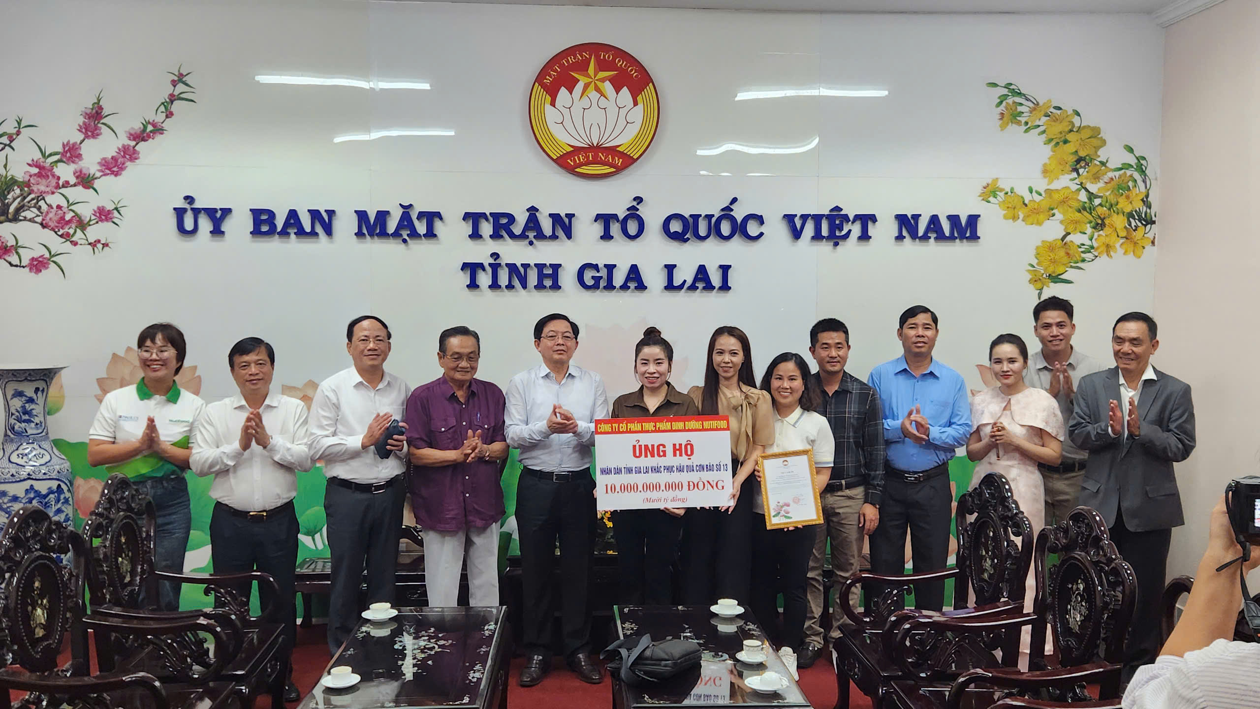 Trao 10 tỷ đồng hỗ trợ người dân Gia Lai khắc phục hậu quả bão số 13- Ảnh 1. Trao 10 tỷ đồng hỗ trợ người dân Gia Lai khắc phục hậu quả bão số 13- Ảnh 1.