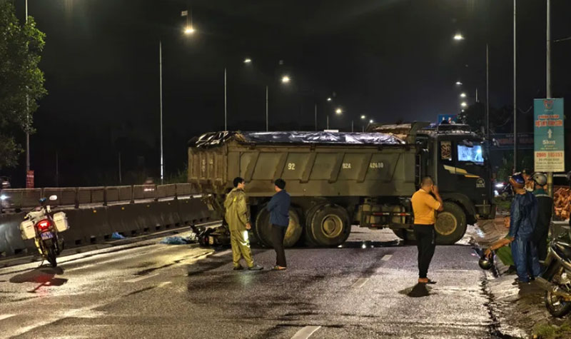 Lực lượng chức năng xử lý hiện trường tai nạn - Ảnh: Nguyễn Yên.