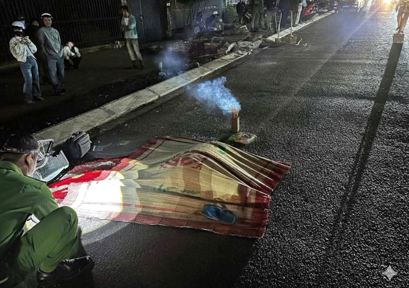 Hiện trường vụ tai nạn khiến gười đàn ông đi xe đạp tử vong tại chỗ.