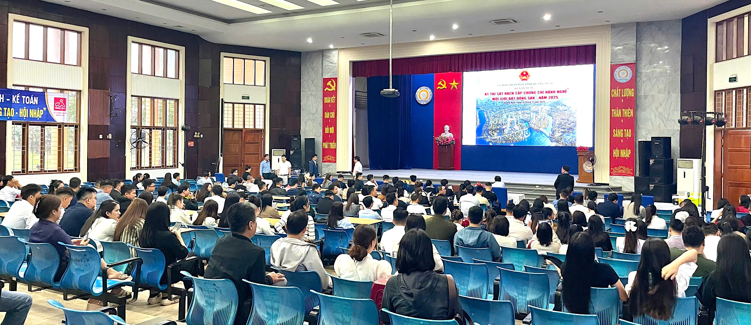 Hàng trăm người Đà Nẵng vào Quảng Ngãi thi chứng chỉ môi giới bất động sản- Ảnh 1.