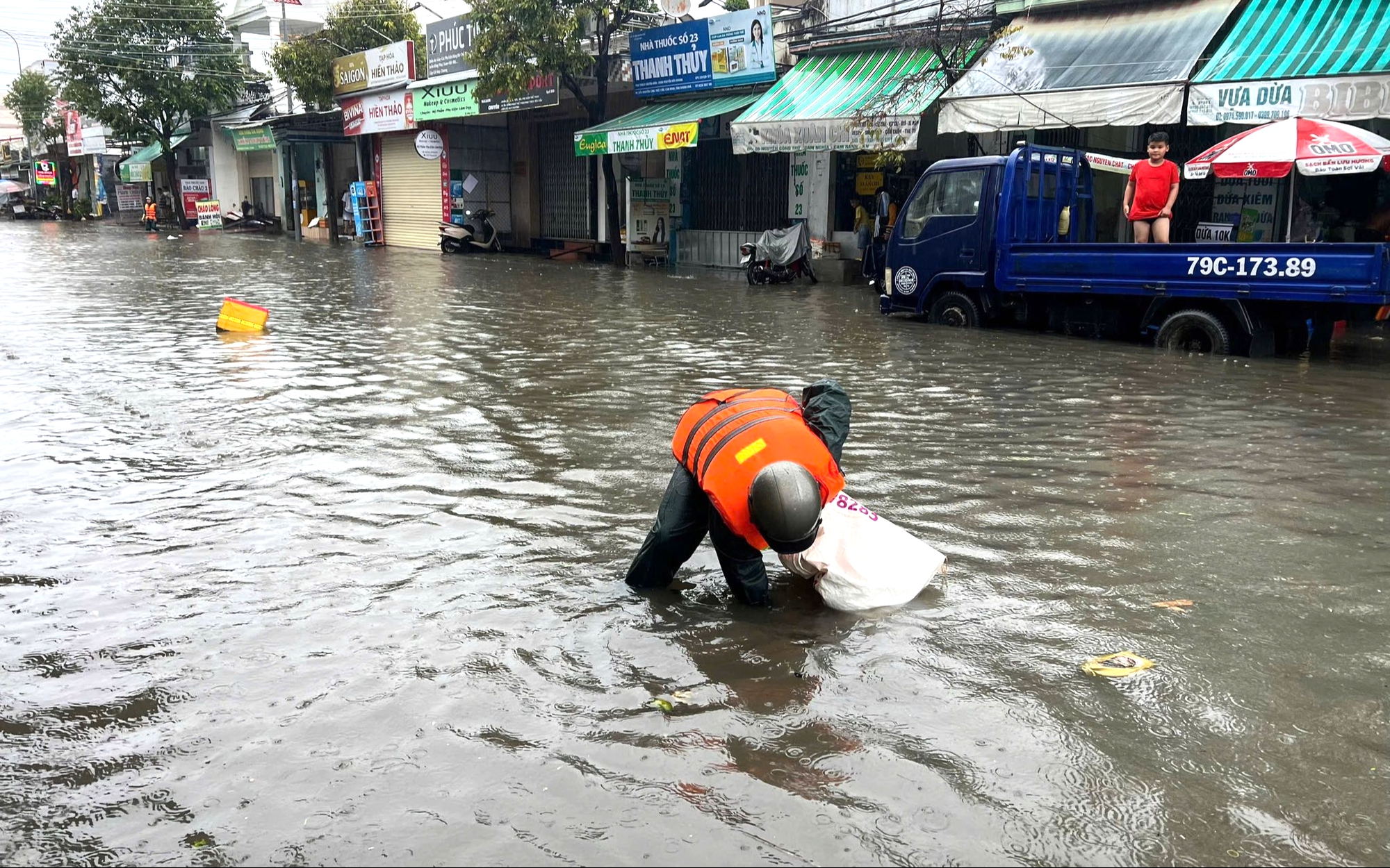 Mưa lớn ngập đường sắt, nhiều tàu dừng chạy