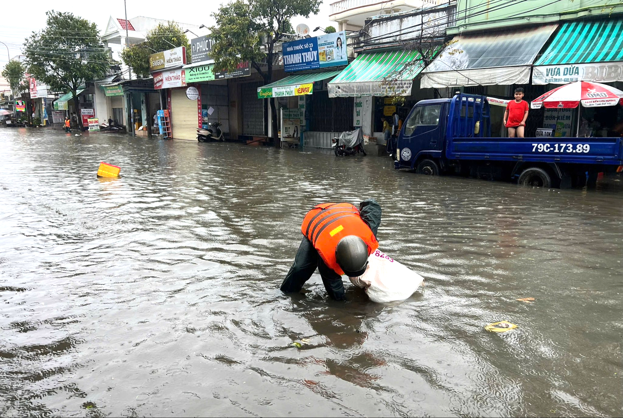 Mưa lớn ngập đường sắt, nhiều tàu dừng chạy- Ảnh 1. Mưa lớn ngập đường sắt, nhiều tàu dừng chạy- Ảnh 1.