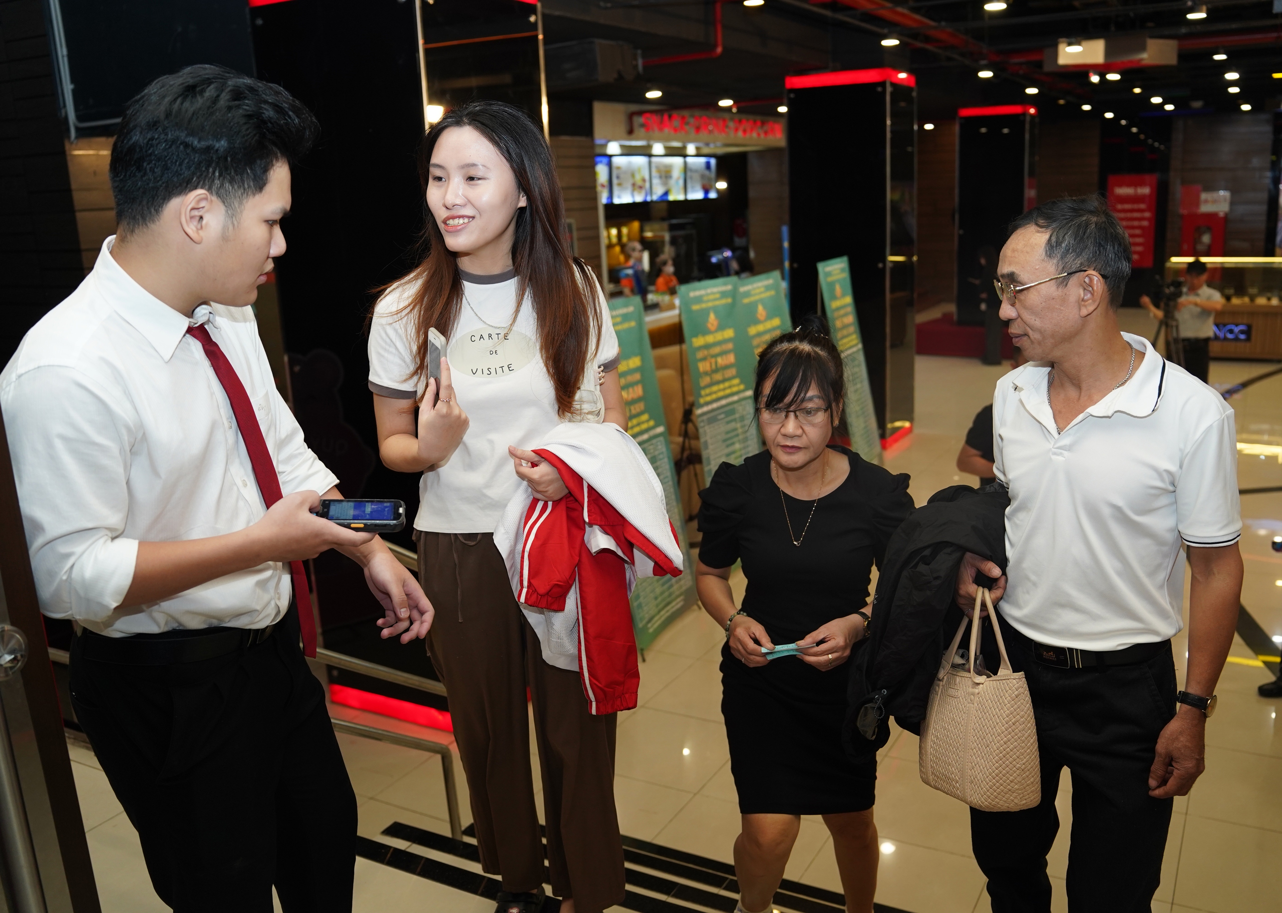 Ê kíp “Mùi cỏ cháy” giao lưu cùng khán giả tại Tuần phim chào mừng Liên hoan Phim Việt Nam- Ảnh 3. Ê kíp “Mùi cỏ cháy” giao lưu cùng khán giả tại Tuần phim chào mừng Liên hoan Phim Việt Nam- Ảnh 3.