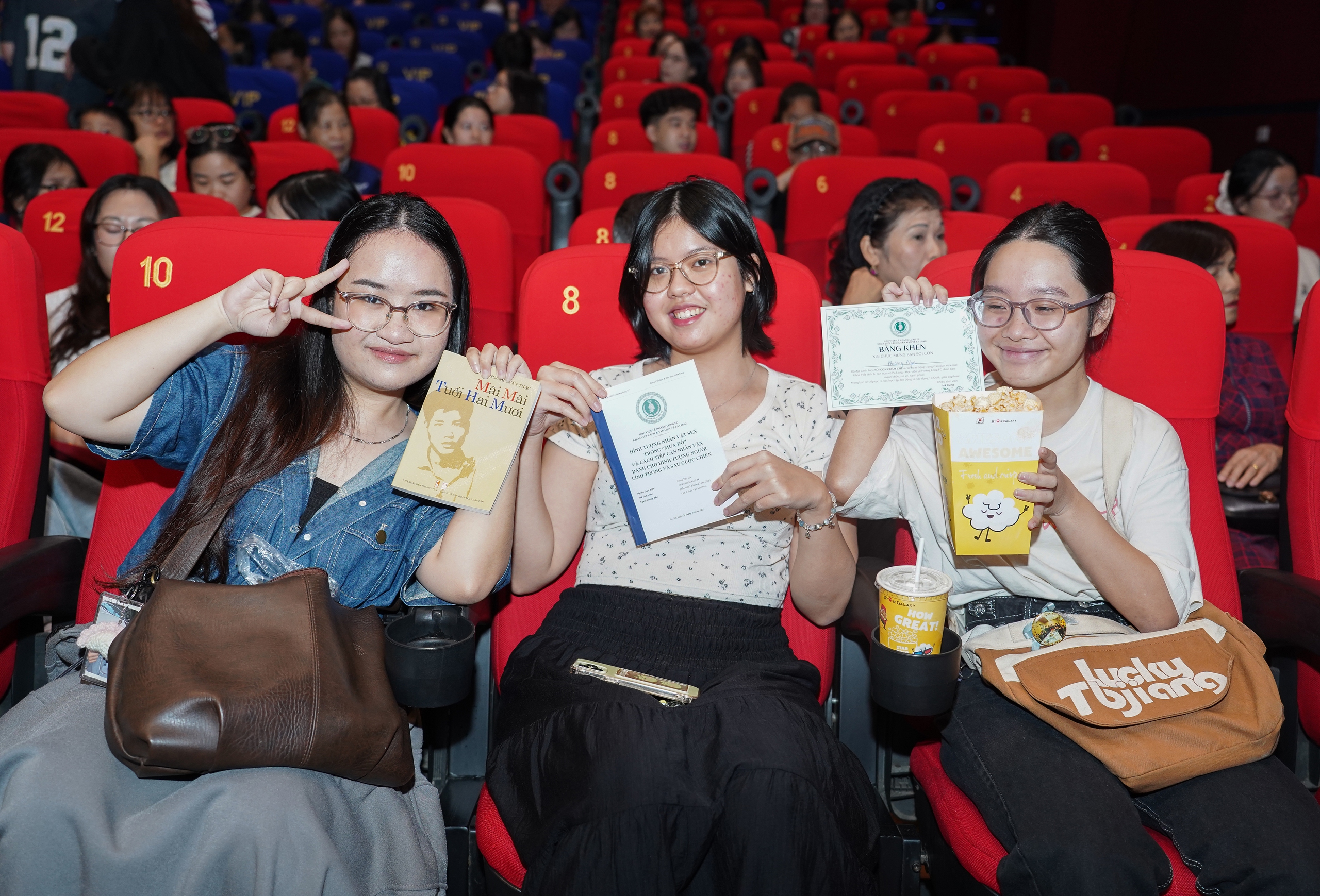 Ê kíp “Mùi cỏ cháy” giao lưu cùng khán giả tại Tuần phim chào mừng Liên hoan Phim Việt Nam- Ảnh 7. Ê kíp “Mùi cỏ cháy” giao lưu cùng khán giả tại Tuần phim chào mừng Liên hoan Phim Việt Nam- Ảnh 7.