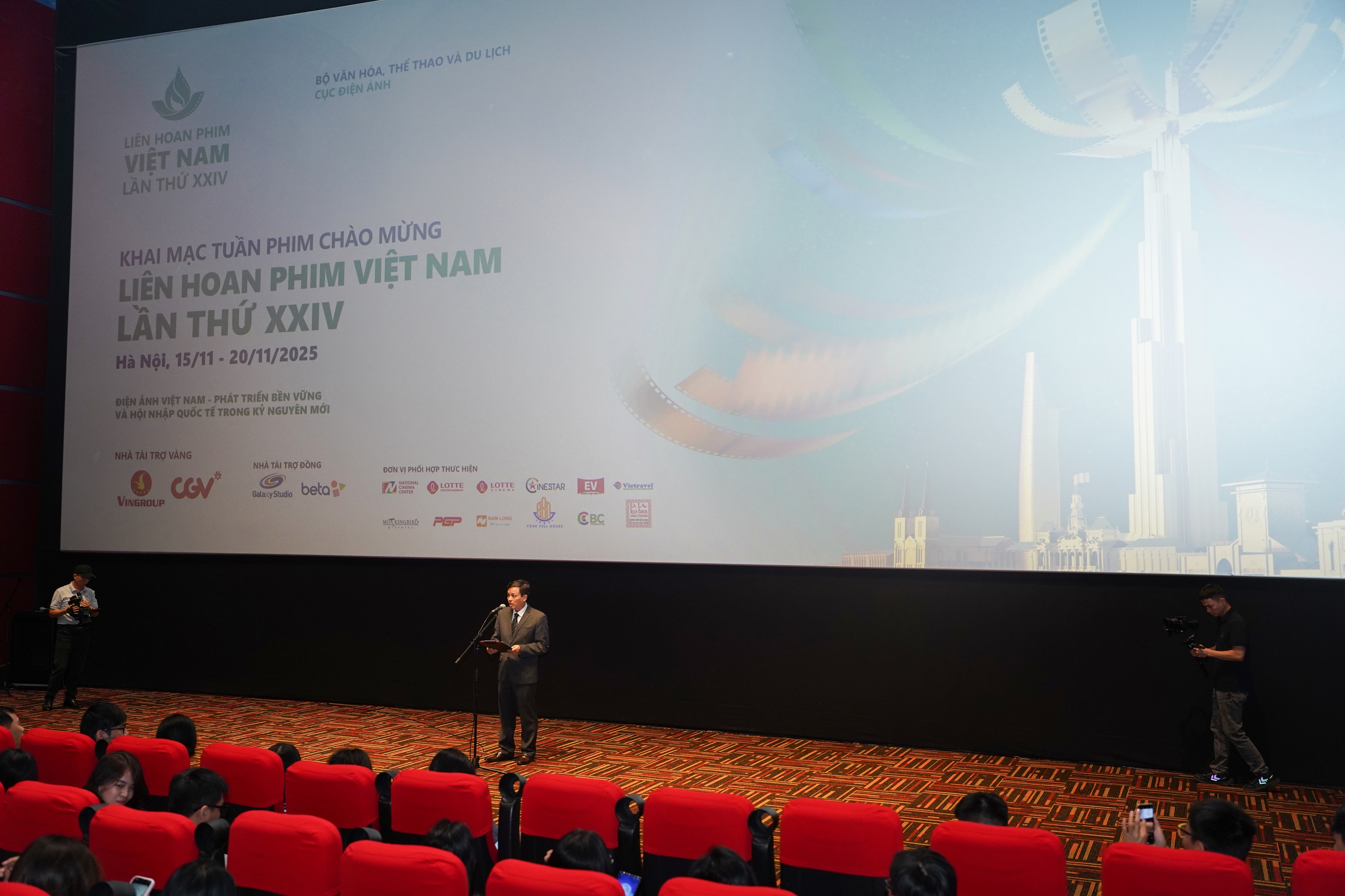 Ê kíp “Mùi cỏ cháy” giao lưu cùng khán giả tại Tuần phim chào mừng Liên hoan Phim Việt Nam- Ảnh 1. Ê kíp “Mùi cỏ cháy” giao lưu cùng khán giả tại Tuần phim chào mừng Liên hoan Phim Việt Nam- Ảnh 1.