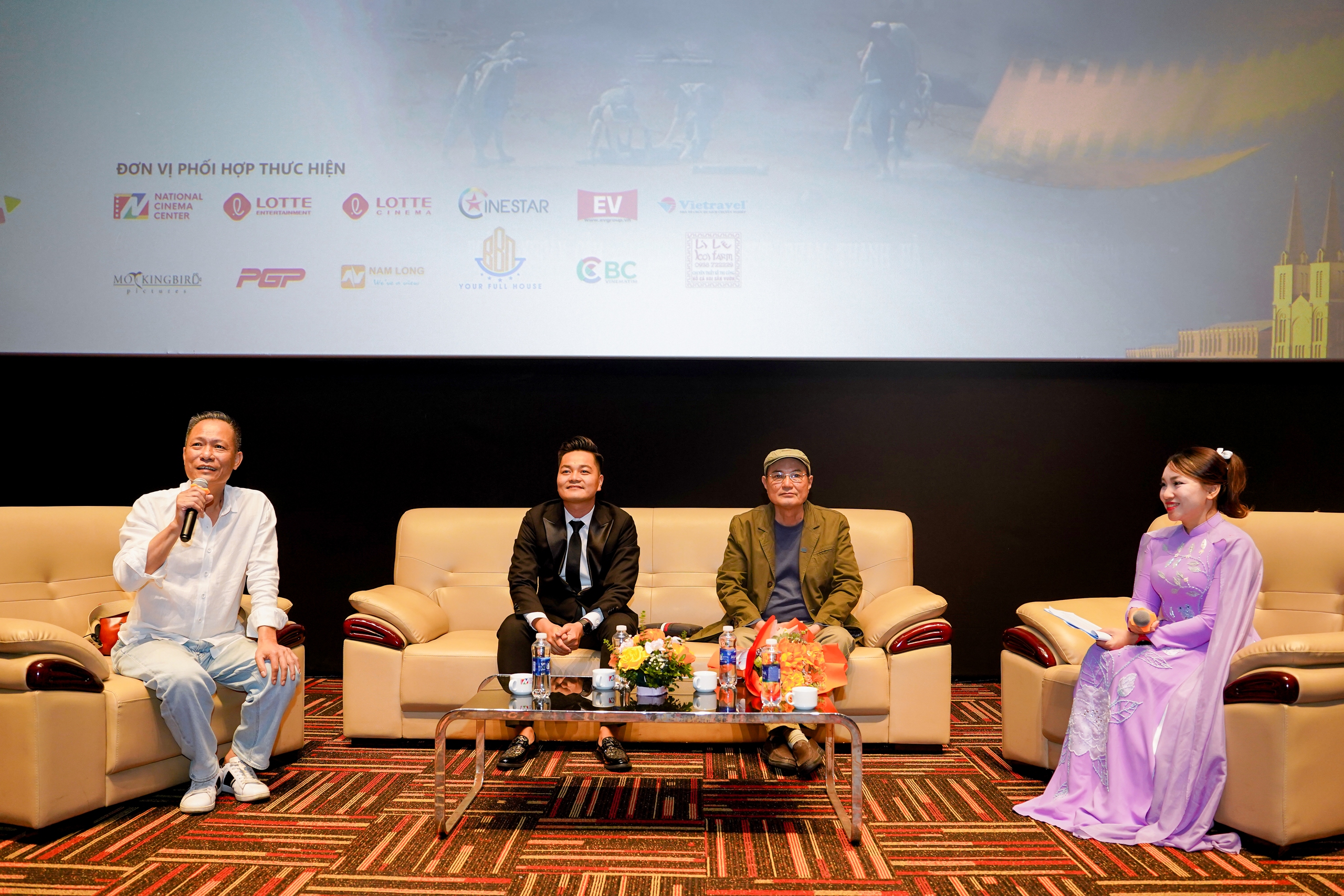 Ê kíp “Mùi cỏ cháy” giao lưu cùng khán giả tại Tuần phim chào mừng Liên hoan Phim Việt Nam- Ảnh 4. Ê kíp “Mùi cỏ cháy” giao lưu cùng khán giả tại Tuần phim chào mừng Liên hoan Phim Việt Nam- Ảnh 4.