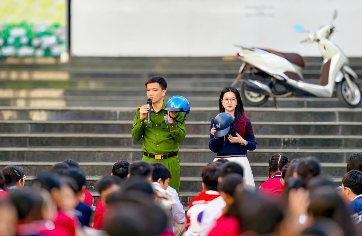 Đưa ATGT vào trường học: Khi mỗi học sinh trở thành một tuyên truyền viên nhỏ- Ảnh 1. Đưa ATGT vào trường học: Khi mỗi học sinh trở thành một tuyên truyền viên nhỏ- Ảnh 1.