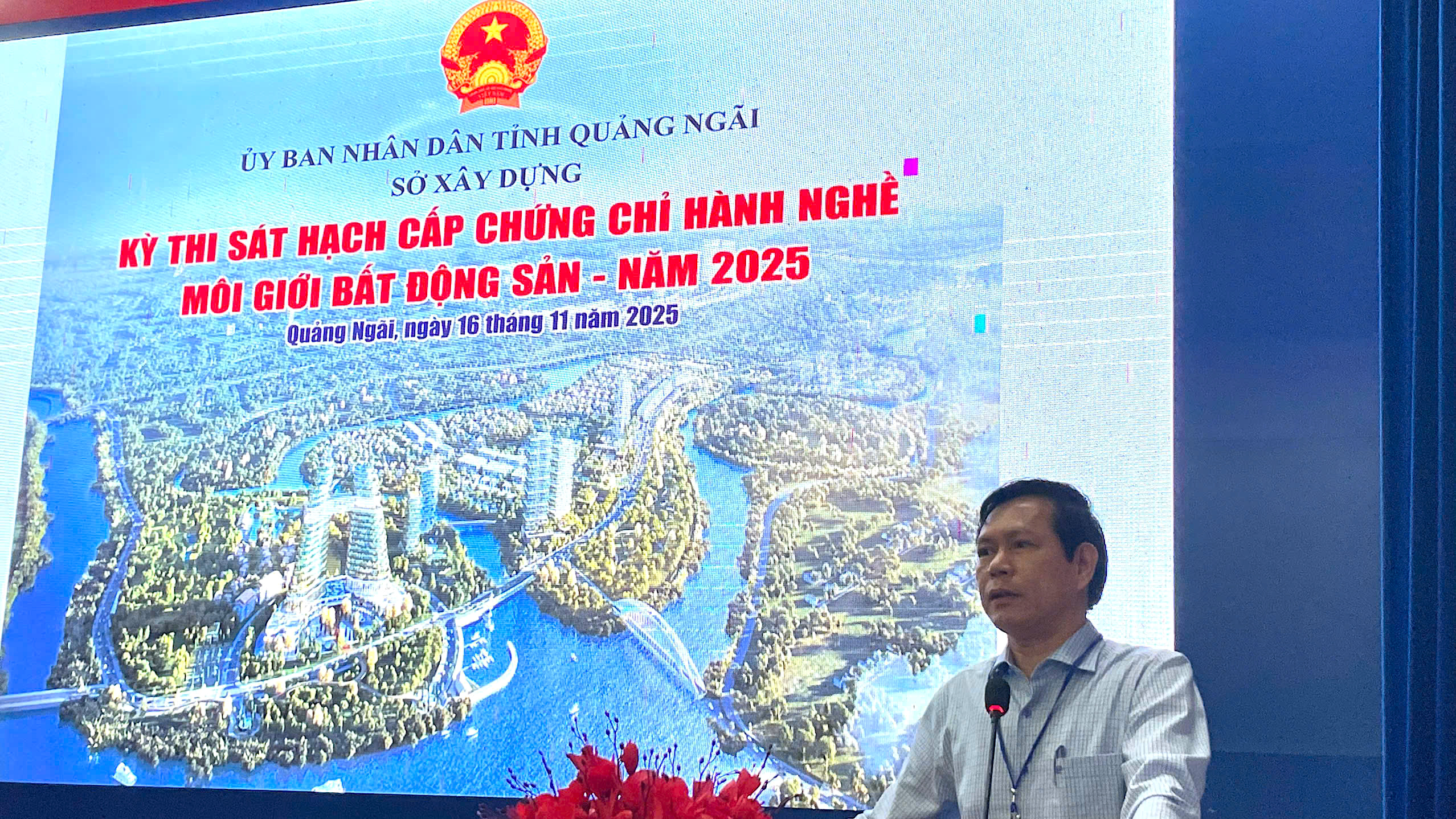 Hàng trăm người Đà Nẵng vào Quảng Ngãi thi chứng chỉ môi giới bất động sản- Ảnh 2.