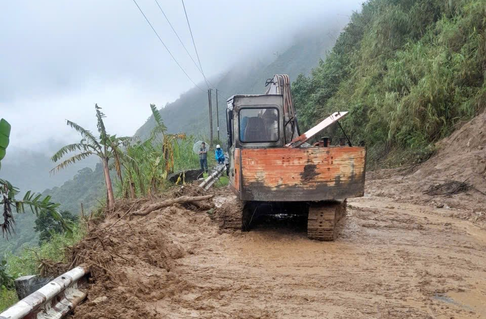Nỗ lực thông xe quốc lộ 24 qua đèo Vi Ô Lắk sau sạt lở núi- Ảnh 1. Nỗ lực thông xe quốc lộ 24 qua đèo Vi Ô Lắk sau sạt lở núi- Ảnh 1.