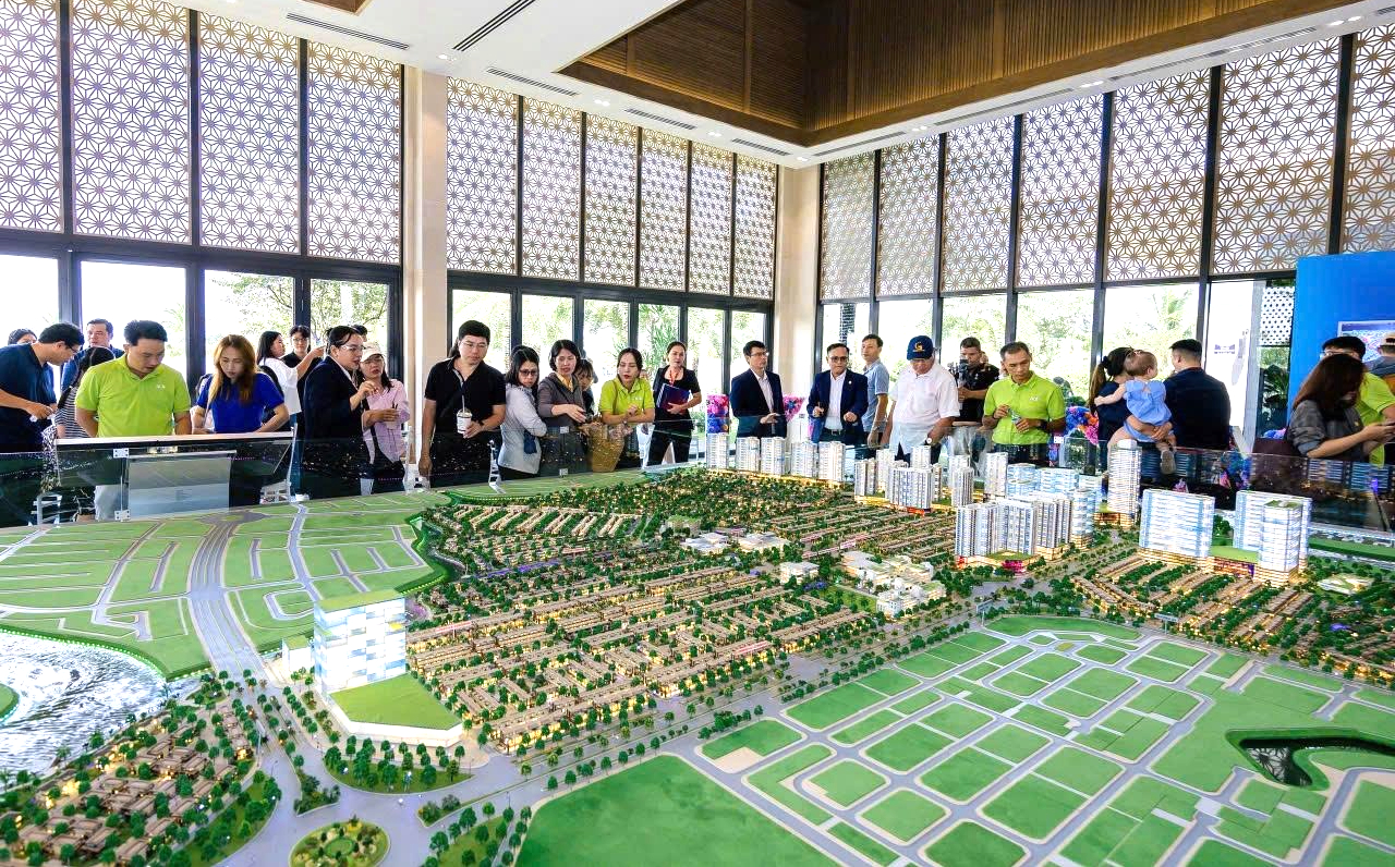 Vùng đô thị vệ tinh phía Đông TP.HCM: Tâm điểm tăng trưởng mới của thị trường bất động sản- Ảnh 3. A group of people looking at a model of a city AI-generated content may be incorrect.