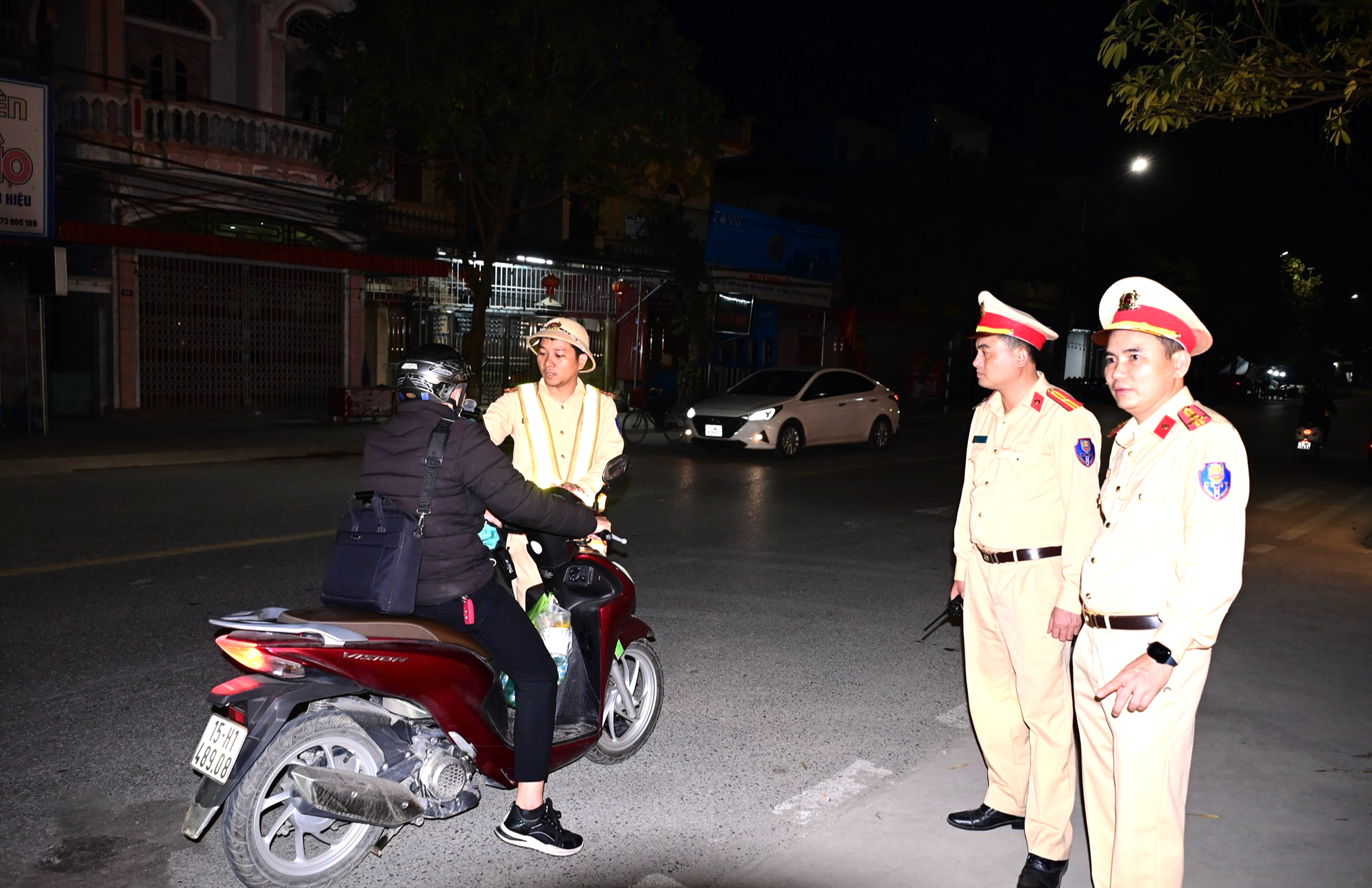 Hải Phòng xử phạt 128 trường hợp vi phạm nồng độ cồn trong một ngày- Ảnh 1. Hải Phòng xử phạt 128 trường hợp vi phạm nồng độ cồn trong một ngày- Ảnh 1.