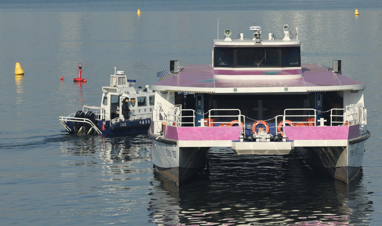 Thủ tướng Hàn Quốc yêu cầu siết chặt an toàn sau sự cố tàu chở khách mắc cạn- Ảnh 1. A boat on the water AI-generated content may be incorrect.