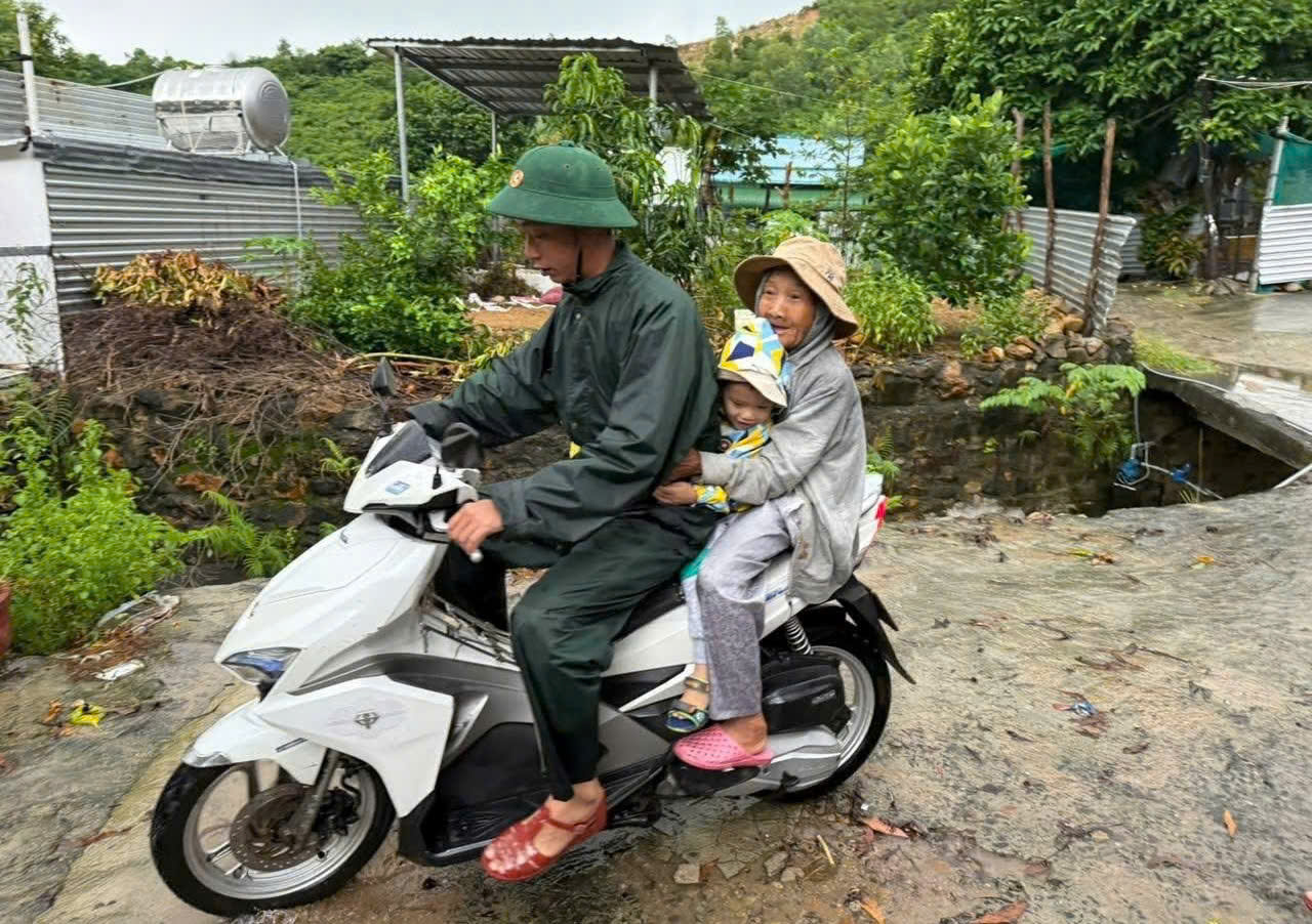 Bộ đội Biên phòng Khánh Hòa đưa người dân bị cô lập do mưa lớn đến nơi an toàn- Ảnh 1. Bộ đội Biên phòng Khánh Hòa đưa người dân bị cô lập do mưa lớn đến nơi an toàn- Ảnh 1.