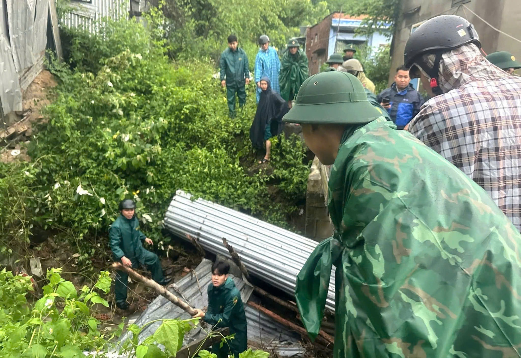 Bộ đội Biên phòng Khánh Hòa đưa người dân bị cô lập do mưa lớn đến nơi an toàn- Ảnh 2. Bộ đội Biên phòng Khánh Hòa đưa người dân bị cô lập do mưa lớn đến nơi an toàn- Ảnh 2.
