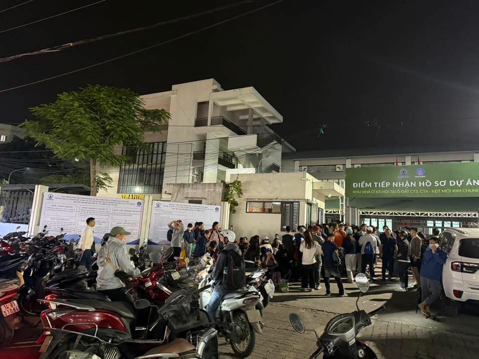 Người dân thức xuyên đêm xếp hàng, giữ chỗ mua hồ sơ nhà ở xã hội CT3 Kim Chung- Ảnh 1. Người dân thức xuyên đêm xếp hàng, giữ chỗ mua hồ sơ nhà ở xã hội CT3 Kim Chung- Ảnh 1.