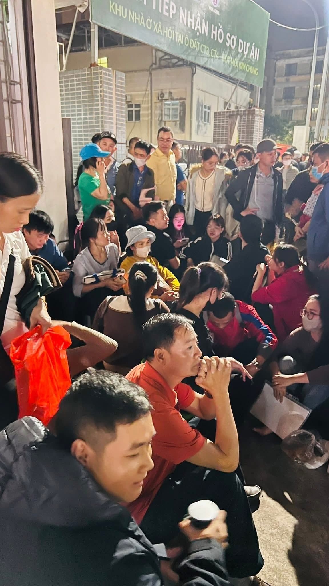 Người dân thức xuyên đêm xếp hàng, giữ chỗ mua hồ sơ nhà ở xã hội CT3 Kim Chung- Ảnh 3. Người dân thức xuyên đêm xếp hàng, giữ chỗ mua hồ sơ nhà ở xã hội CT3 Kim Chung- Ảnh 3.