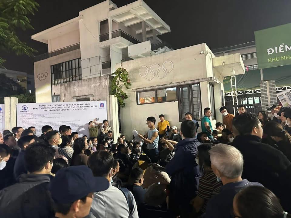 Người dân thức xuyên đêm xếp hàng, giữ chỗ mua hồ sơ nhà ở xã hội CT3 Kim Chung- Ảnh 4. Người dân thức xuyên đêm xếp hàng, giữ chỗ mua hồ sơ nhà ở xã hội CT3 Kim Chung- Ảnh 4.