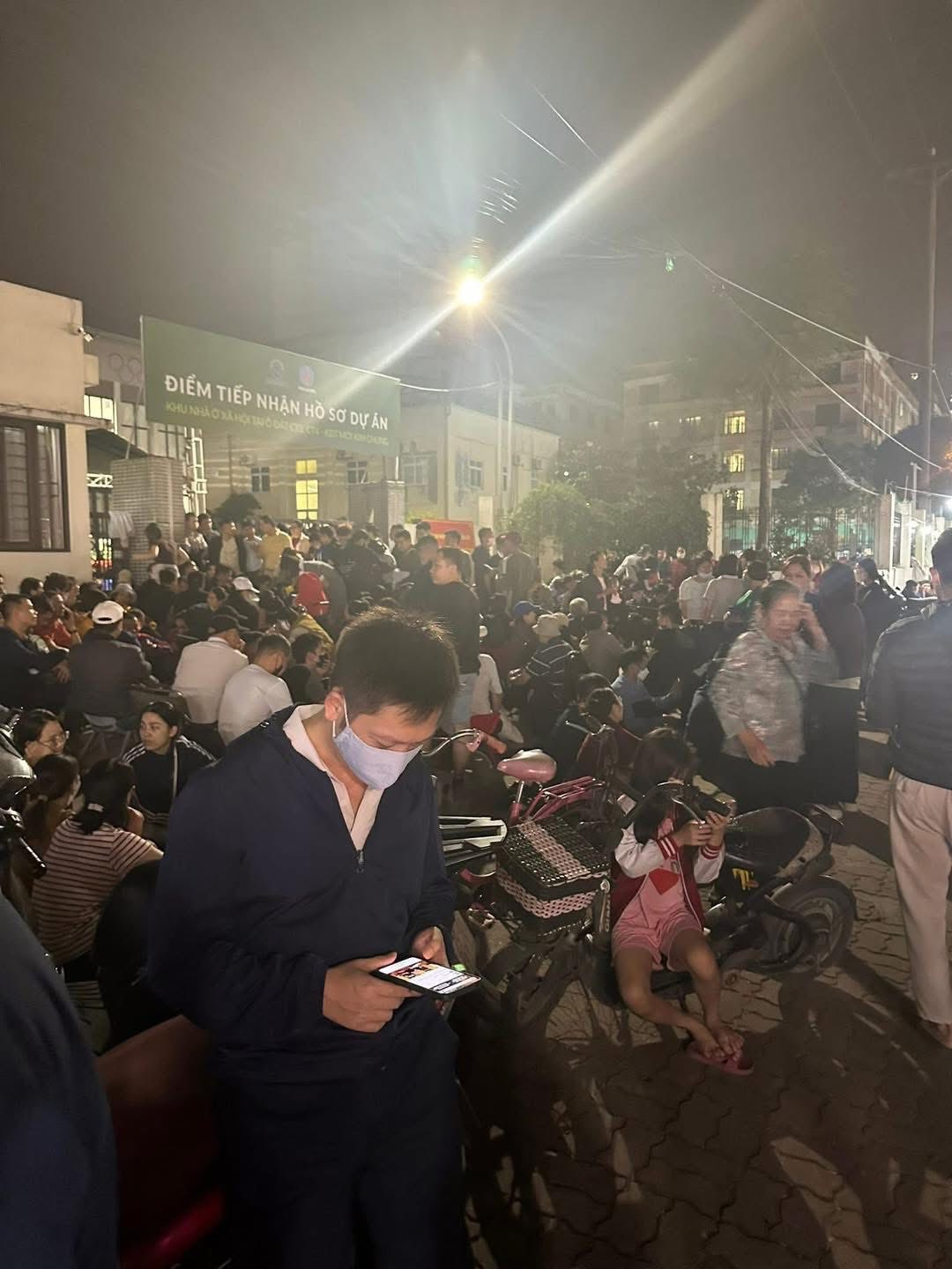 Người dân thức xuyên đêm xếp hàng, giữ chỗ mua hồ sơ nhà ở xã hội CT3 Kim Chung- Ảnh 5. Người dân thức xuyên đêm xếp hàng, giữ chỗ mua hồ sơ nhà ở xã hội CT3 Kim Chung- Ảnh 5.
