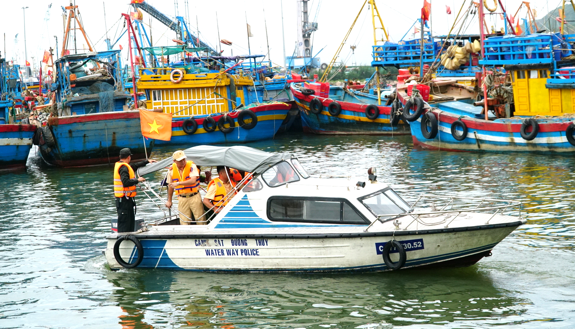 Hiệu quả rõ nét từ việc thực hiện Nghị định 139 trên đường thủy nội địa tại Gia Lai- Ảnh 1. Hiệu quả rõ nét từ việc thực hiện Nghị định 139 trên đường thủy nội địa tại Gia Lai- Ảnh 1.