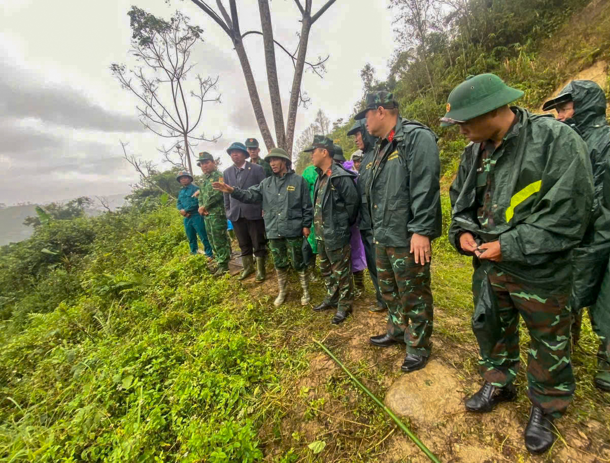 Tạm dừng tìm kiếm 3 nạn nhân vụ sạt lở núi ở TP Đà Nẵng do mưa lớn và sương mù- Ảnh 1. Tạm dừng tìm kiếm 3 nạn nhân vụ sạt lở núi ở TP Đà Nẵng do mưa lớn và sương mù- Ảnh 1.