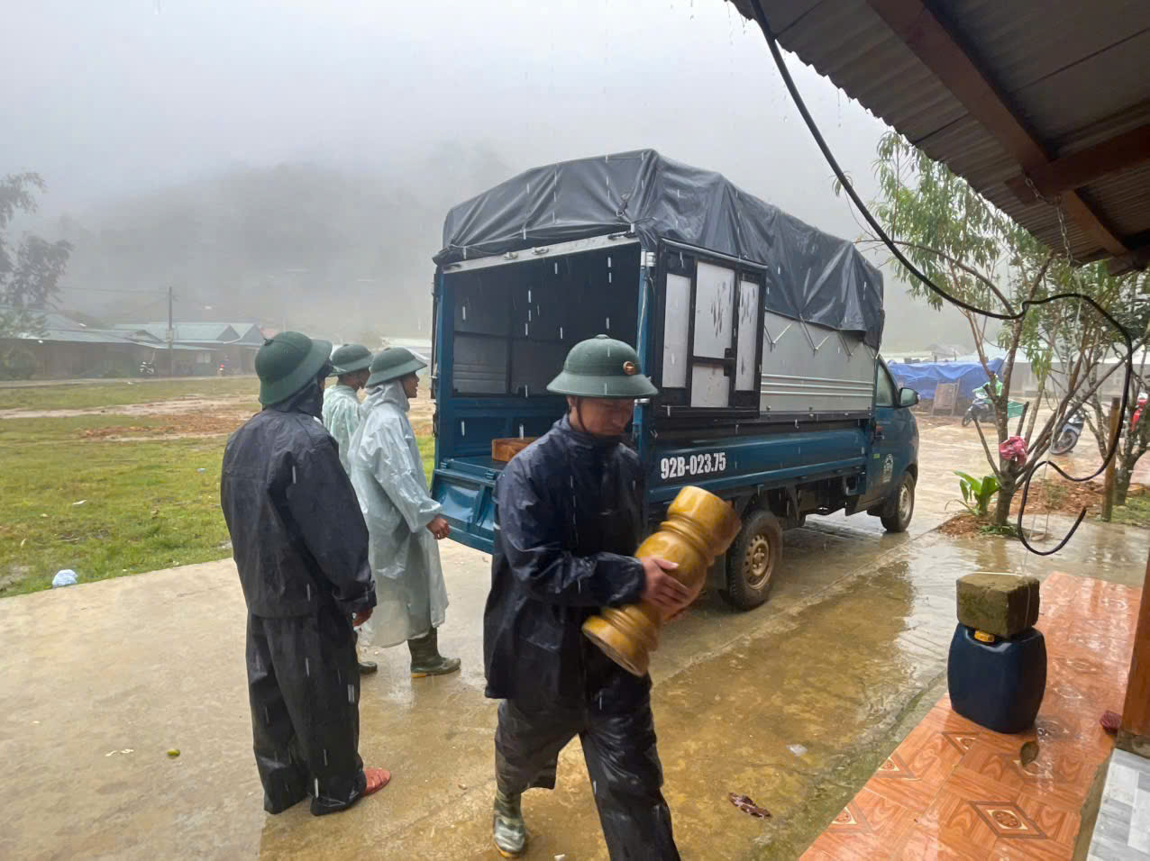 Đà Nẵng: Sạt lở nghi vùi lấp 3 nạn nhân, sơ tán thêm gần 200 người dân- Ảnh 1. Đà Nẵng: Sạt lở nghi vùi lấp 3 nạn nhân, sơ tán thêm gần 200 người dân- Ảnh 1.